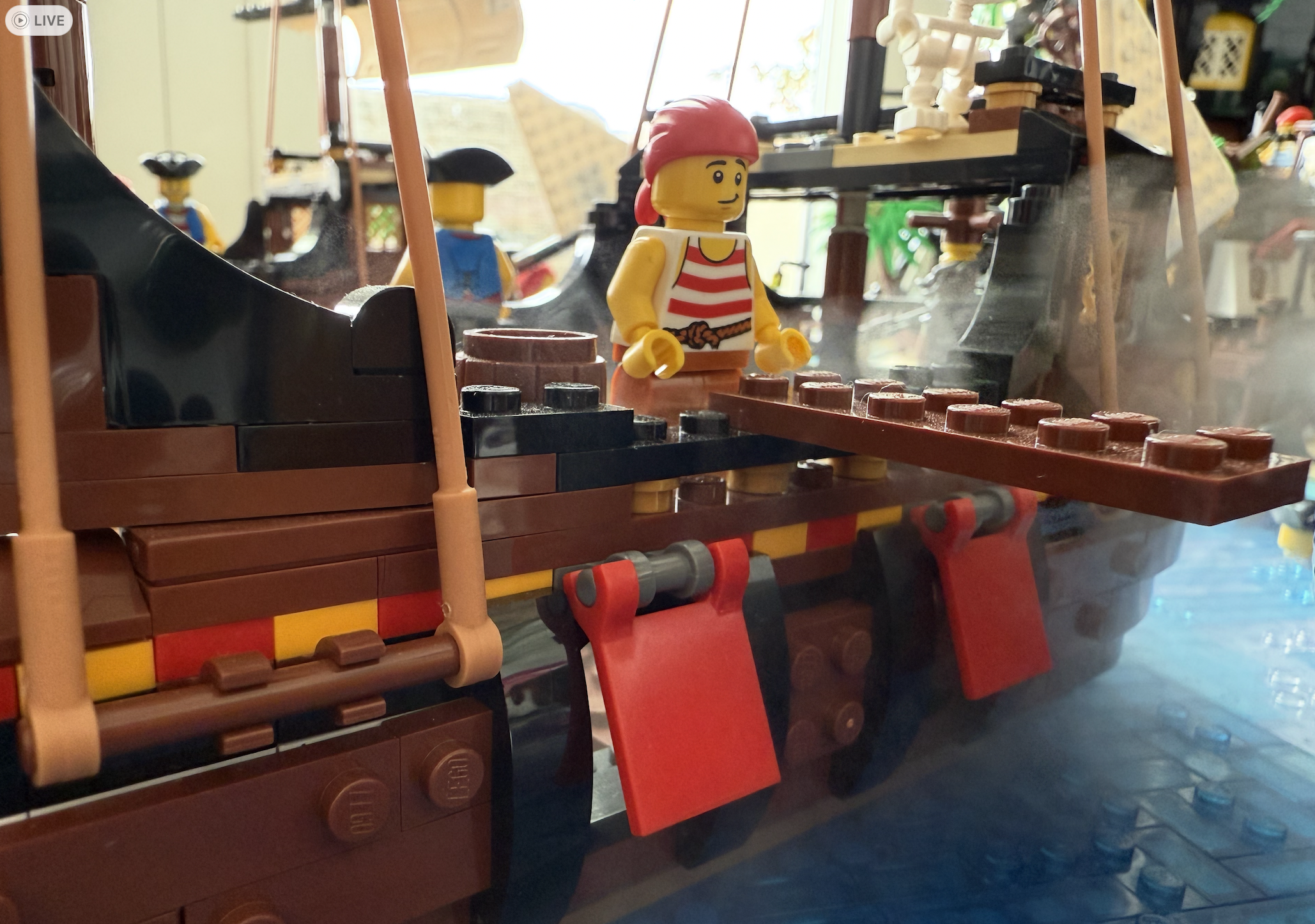 Pirata LEGO su una nave costruita a mano nella baia dei pirati, all’origine di StoryAlive